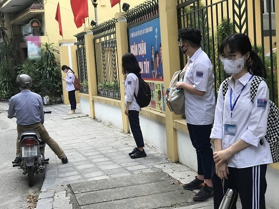 Công an quận Hoàn Kiếm cảnh báo về người đàn ông bí ẩn chuyên rủ rê nam sinh ở cổng trường học