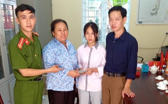 Nữ sinh lớp 8 tại Thanh Hóa trả lại gần 40 triệu đồng cho người đánh rơi