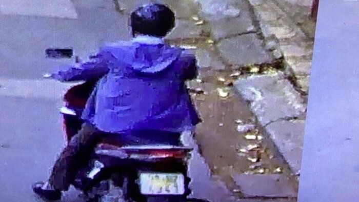 Công an Hà Nội phát đi thông báo khẩn về kẻ lạ mặt chuyên dụ dỗ nam sinh ở cổng trường