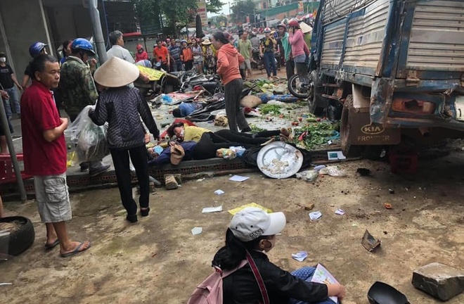 Tin tai nạn giao thông mới nhất ngày 14/6/2020: Xe tải gây tai nạn liên hoàn, 5 người chết