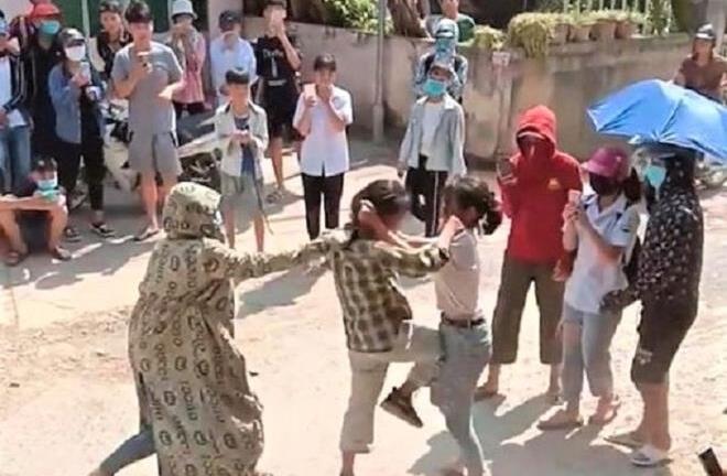 Tuyên Quang: Phản cảm nữ sinh đánh nhau trước cổng trường, hàng trăm người cổ vũ