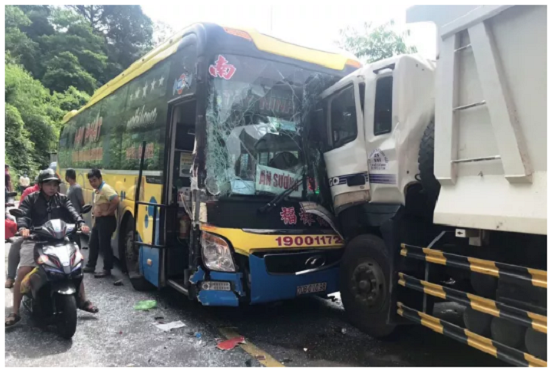 Hai xe khách và xe tải tông nhau kinh hoàng, đèo Bảo Lộc kẹt cứng nhiều giờ