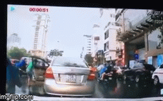 Video: Thấy người bán hàng rong gặp nạn, tài xế ôtô tiện tay 