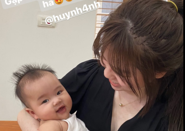 Quang Hải khoe ảnh đưa Huỳnh Anh về nhà, khen người yêu khéo dỗ trẻ con