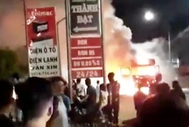 Xe tiền tỷ bốc cháy dữ dội, lửa lan sang thiêu rụi kho phế liệu