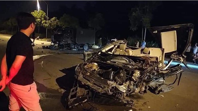 Hai xe biển xanh va chạm kinh hoàng ở Lào Cai, 1 người trọng thương