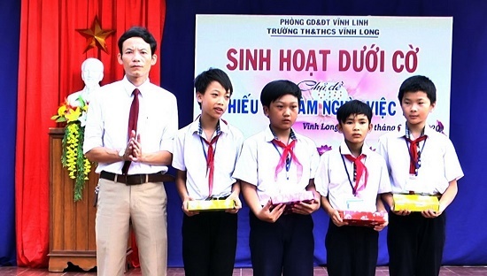 Vĩnh Long: Khen thưởng nhóm học sinh lớp 6 cứu người gặp nạn