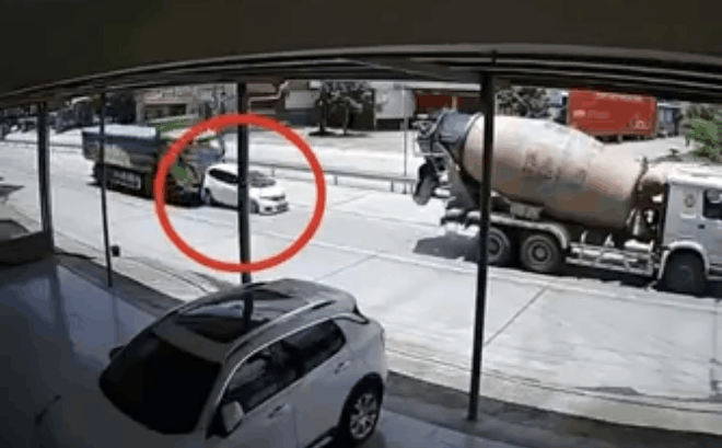 Video: Thót tim trước cảnh xe con bị xe tải đâm bẹp dúm vào xe bồn