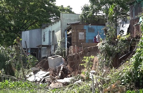 Đồng Tháp: Di dời khẩn cấp một số hộ dân do sạt lở nghiêm trọng