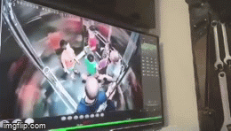 Video: Người đàn ông giơ chân chạm vùng kín bé trai trong thang máy