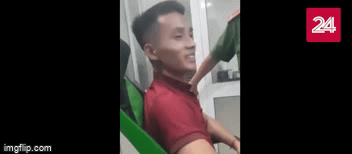 Video: Triệu Quân Sự cười tươi khi bị bắt tại quán game