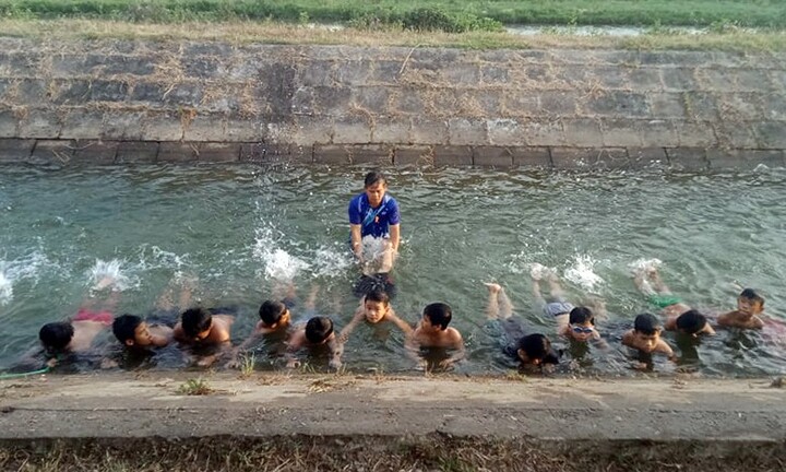 Xót xa cảnh học sinh đuối nước, thầy giáo ngăn dòng dạy bơi miễn phí ở vùng “rốn lũ”