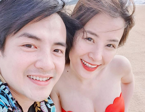 Đông Nhi lần đầu lộ bụng bầu lớn khi diện bikini bên ông xã Ông Cao Thắng