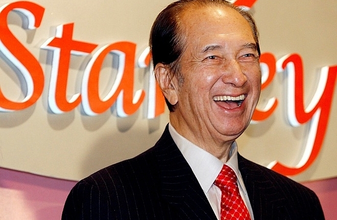 Có tới 17 người con nhưng vua sòng bài Macau chỉ có 2 tiểu thư đăng ảnh nhớ thương người cha quá cố