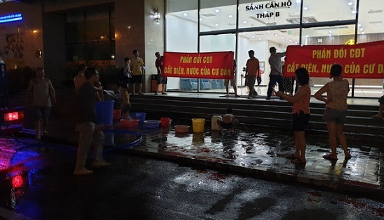 Cư dân tại chung cư cao cấp khốn khổ vì bị cắt nước giữa trời nắng nóng 40 độ C