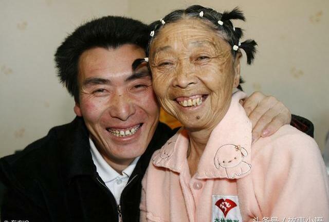 Chàng 26 tuổi kết hôn với bà lão 59 tuổi mặc gia đình ngăn cản, sau bao năm tình cảm có bền chặt?