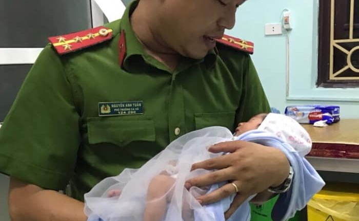 Mẹ bỏ con sơ sinh 7 ngày trong làn nhờ người 