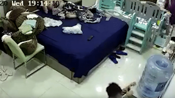 Video: Ông bố phi thân cứu con thoát nạn trong gang tấc