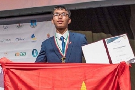 Kim loại đặc biệt tạo nên tấm huy chương trên ngực “siêu nhân trường Ams”