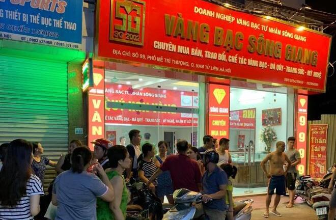 Nhân chứng vụ cướp tiệm vàng ở Hà Nội: Tên cướp mặc sơ mi trắng