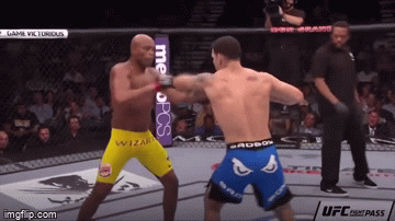 Video: Cựu vô địch UFC nhận trái đắng