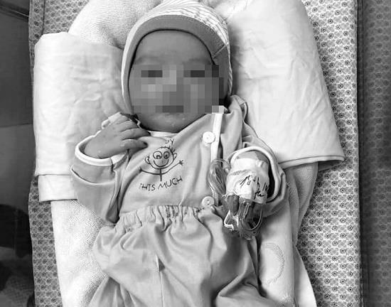 Bé sơ sinh bị bỏ rơi dưới hố ga suốt 3 ngày đã qua đời