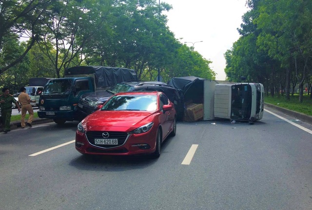 4 ô tô tông nhau, 2 cháu nhỏ thoát chết nhờ đổi chỗ