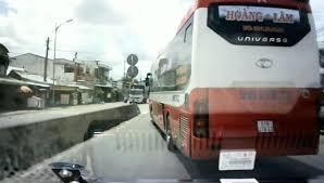 Video: Xe cứu thương liên tục hú còi, xe khách vẫn chèn ép không nhường đường