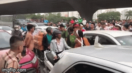 Hà Nội: Nhiều người đeo khăn tang, mang di ảnh người thân ngồi giữa hiện trường vụ tai nạn 1 năm trước