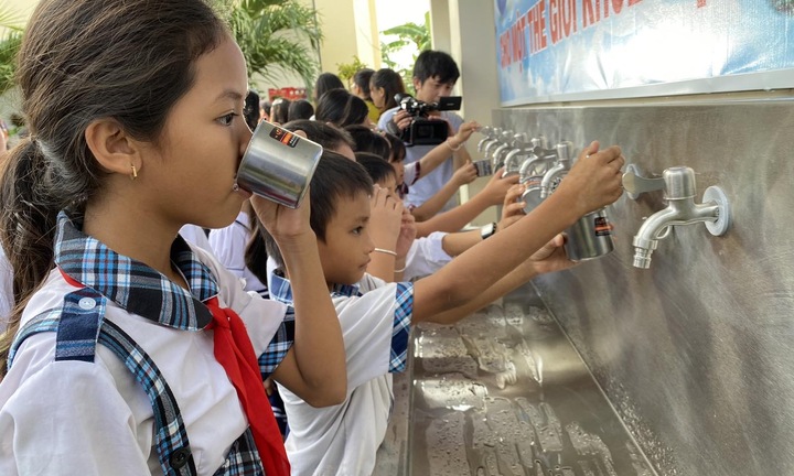 “Thật vui khi em đã được uống nước sạch….!” 