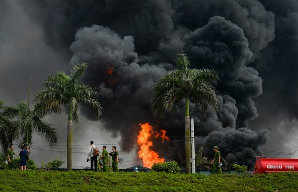 Hóa chất bị cháy tại xưởng rộng gần 1.000m2 ở Long Biên là gì?