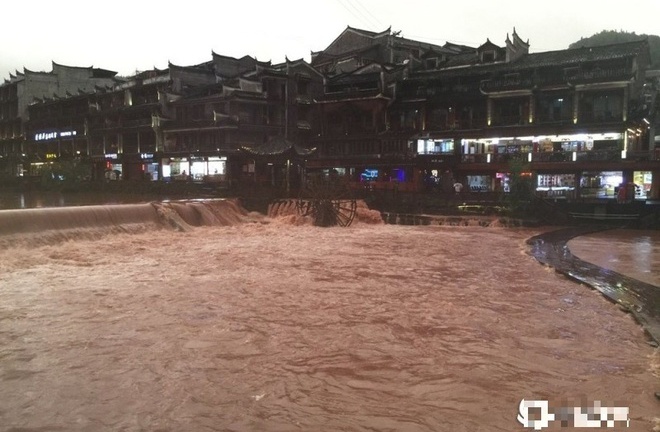 Phượng Hoàng cổ trấn ngập trong biển nước lũ giữa lo lắng vỡ đập Tam Hiệp