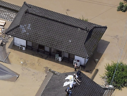 Nhật Bản huy động 10.000 lính cứu hộ ứng phó với mưa lũ kinh hoàng