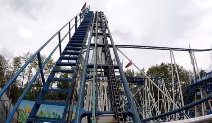 Chuyện thực như phim kinh dị: Người phụ nữ Pháp tử vong sau khi rơi khỏi tàu lượn siêu tốc trong công viên