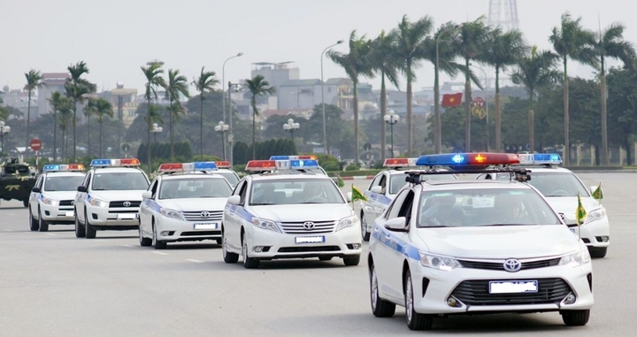 Từ năm 2020, tài xế ô tô bị phạt bao nhiêu khi không nhường đường cho xe ưu tiên?