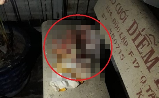 Nghe thấy tiếng khóc thét, kiểm tra phát hiện bé sơ sinh kháu khỉnh đặt trên ghế đá trong hẻm tối