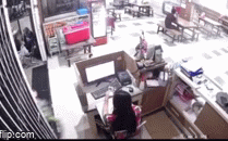 Video: Xe mất lái phi thẳng vào bàn thu ngân, phản ứng của người phụ nữ khiến ai cũng chú ý