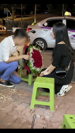 Quỳ xuống cầu hôn bạn gái nhưng 