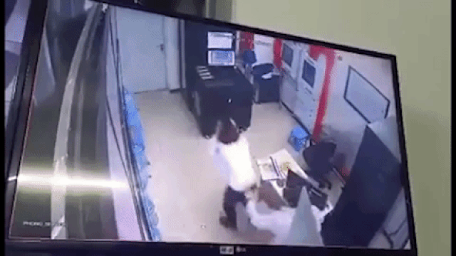 Gã đàn ông đánh tới tấp vào đầu nữ bảo vệ chung cư ở Hà Nội khai gì?