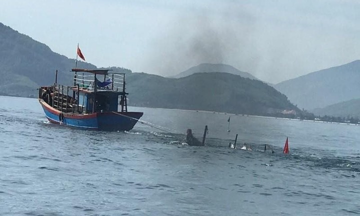 Tàu câu mực bị đâm chìm trên biển, mẹ tử vong, con mất tích