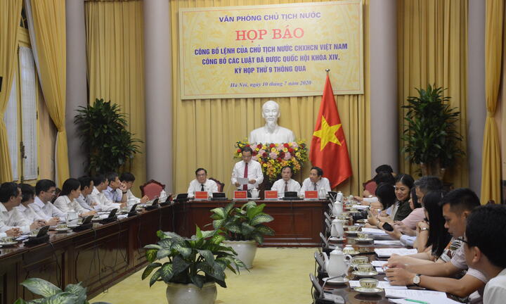 Công bố Lệnh của Chủ tịch nước đối với 10 Luật: Chính thức cấm dịch vụ đòi nợ thuê