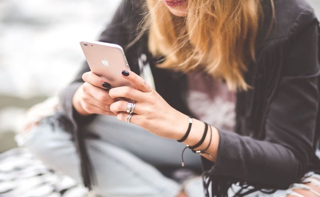 Giáo sư đại học danh tiếng bị sa thải vì nhắn tin gạ gẫm 