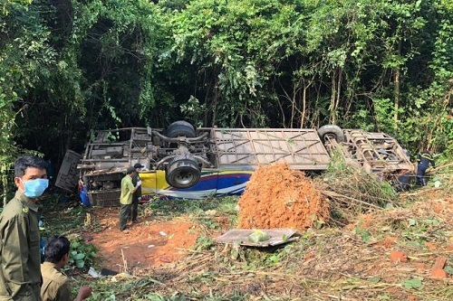 Dốc sức cứu chữa nạn nhân và làm rõ nguyên nhân vụ xe khách lao xuống vực ở Kon Tum