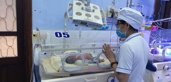 Nghe thấy tiếng khóc bên hông nhà, kiểm tra phát hiện 