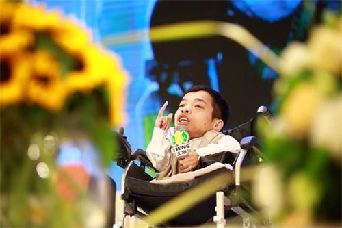 Chàng trai cao 90cm mở công ty riêng, kết hôn với nữ thư ký xinh đẹp như người mẫu