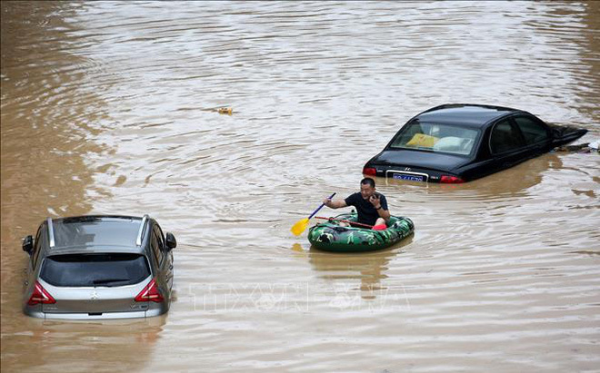 Mưa lũ diễn biến phức tạp, Trung Quốc nâng mức ứng phó khẩn cấp 