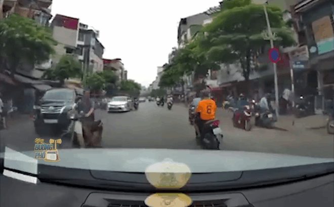 Video: Thanh niên ngã chắn đầu ô tô khiến tài xế