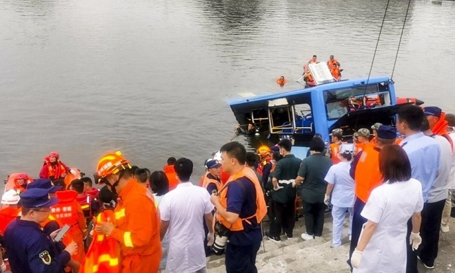 Vụ xe bus lao xuống hồ khiến 21 người chết tại Trung Quốc: Hé lộ nguyên nhân 