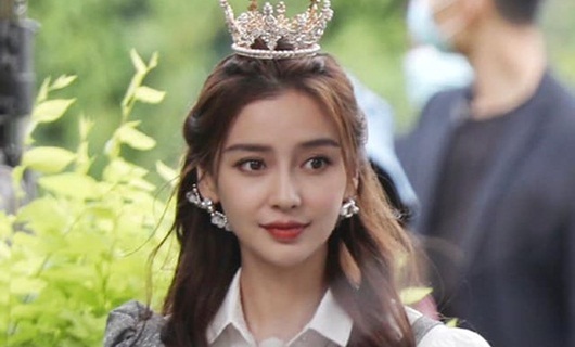 Đội vương miện cứ đẹp lộng lẫy thế này, chẳng ai làm công chúa hợp như Angelababy