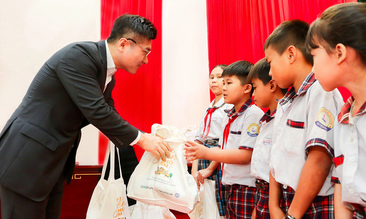 Hanwha Life Việt Nam trao tặng 1.000 phần quà cho trẻ bị ảnh hưởng bởi dịch Covid-19 